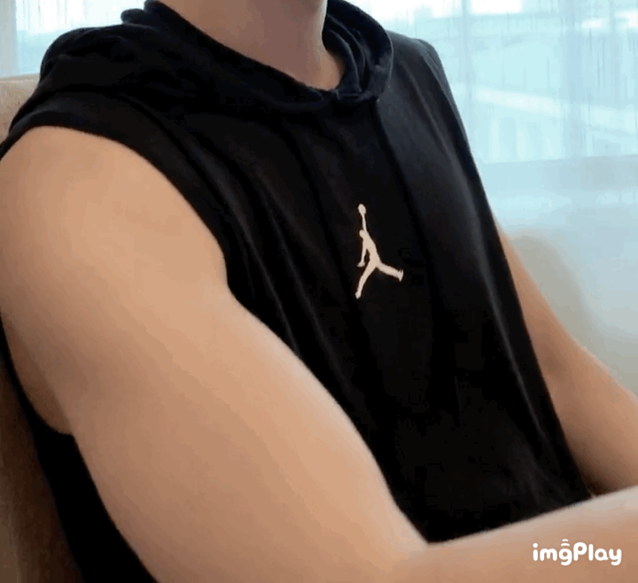 肖战|肖战录视频庆祝出道四周年，对镜自拍表情搞怪，手臂肌肉壮硕围度夸张