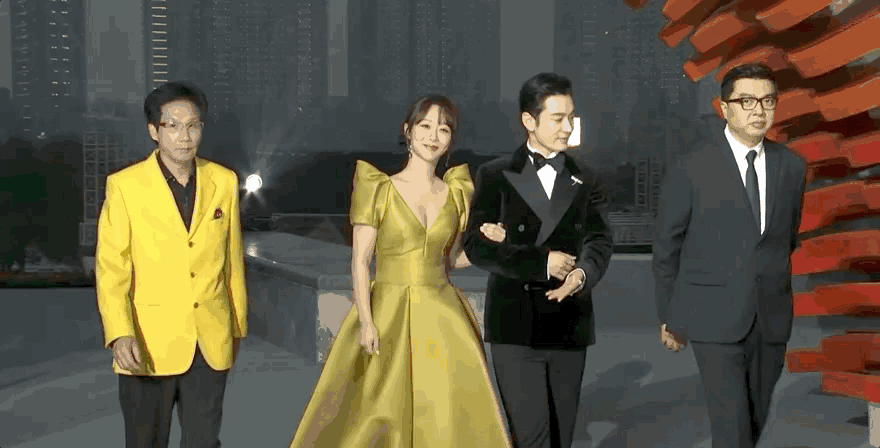 杨紫|杨紫摆脱土气魔咒！新图长发披肩被赞惊艳，变美或与换造型师有关