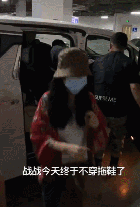 肖战|肖战复工上演“釜山行”，防偷拍不换衣，雨伞和车窗贴字求不要拍