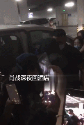 肖战|肖战复工上演“釜山行”，防偷拍不换衣，雨伞和车窗贴字求不要拍