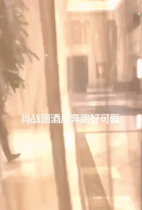 肖战|肖战复工上演“釜山行”，防偷拍不换衣，雨伞和车窗贴字求不要拍