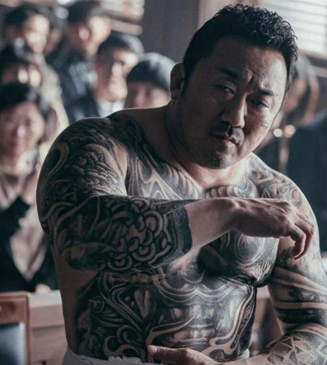 还记得釜山行中的尚华大叔吗脱下西装的那一刻是心动啊