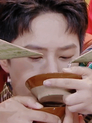 天天向上王一博被女生围堵手把手灌酒耳朵通红大张伟表情亮了