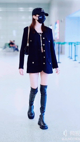 关晓彤|被喷“土大壮”的关晓彤，真替她108cm的美腿委屈