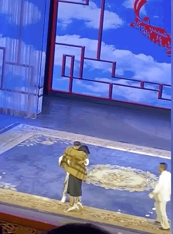 赵本山|赵本山登台演出被女粉丝强吻，他当场调侃：还有这好事