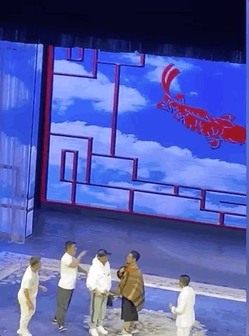 赵本山|赵本山登台演出被女粉丝强吻，他当场调侃：还有这好事