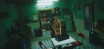 王一博|王一博穿西装报菜名，与辣根合拍太硬核，花衬衣成《冰雨火》路透