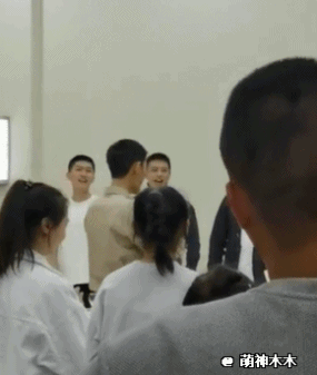 肖战|肖战庆生宴现场曝光，请客唱歌吃蛋糕太热闹，父母罕见现身齐聚