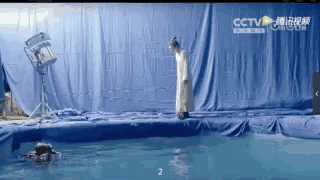 刘昊然|刘昊然成首位95后百亿票房男星，靠的不只是逆天的资源