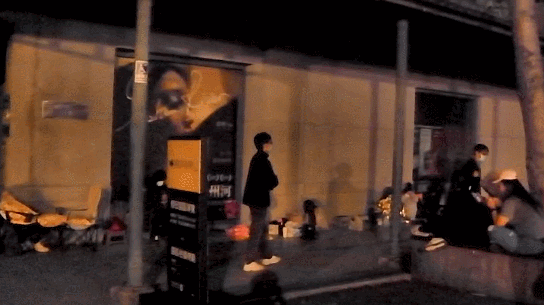 黄鸿升|黄鸿升追悼会现场 粉丝通宵排队守候 自费制作一千份追思物料