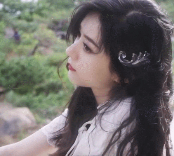 赵丽颖|赵丽颖拍绝美大片，大波浪长发飘飘凹造型侧颜优越，低眉浅笑姿态优雅