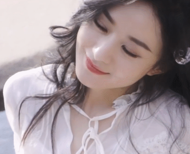 赵丽颖|赵丽颖拍绝美大片，大波浪长发飘飘凹造型侧颜优越，低眉浅笑姿态优雅