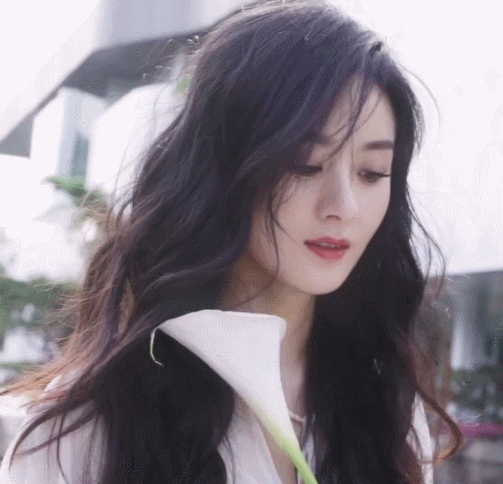 赵丽颖|赵丽颖拍绝美大片，大波浪长发飘飘凹造型侧颜优越，低眉浅笑姿态优雅