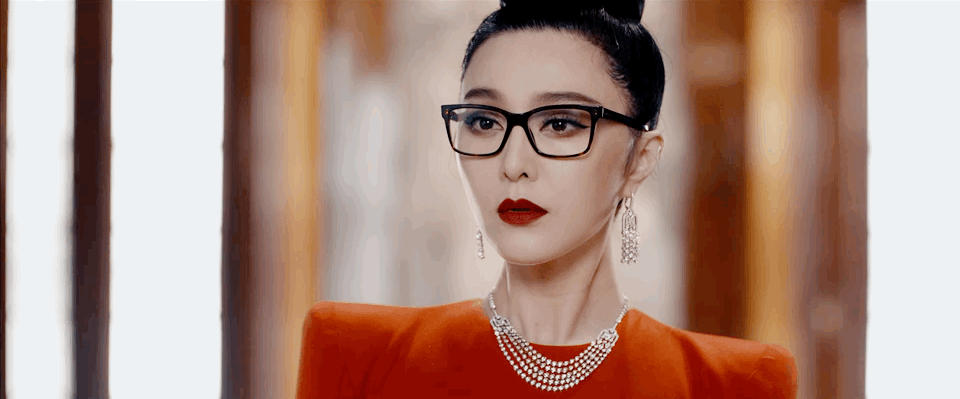 范冰冰|范冰冰粉丝团晒出剧照，礼服造型端庄典雅，但预告片内容占比极少