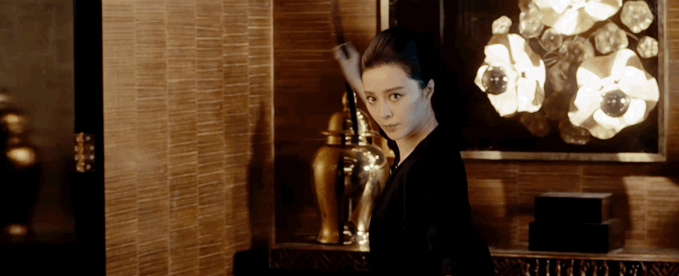 范冰冰|范冰冰粉丝团晒出剧照，礼服造型端庄典雅，但预告片内容占比极少