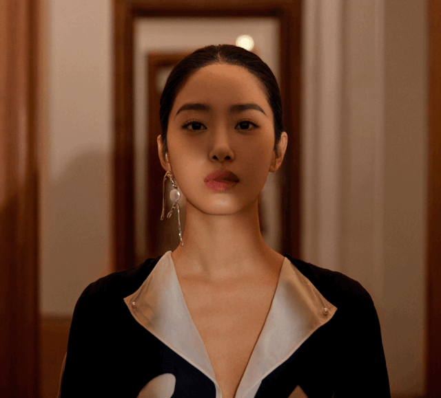 低颅顶的鞠婧祎戴上蝴蝶结后,也再不是秃头少女了.看起来是不是挺