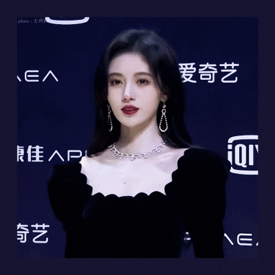 张天爱|不知可乐滋味张天爱pk天生茂密秀发鞠婧祎，到底谁更假，更做作