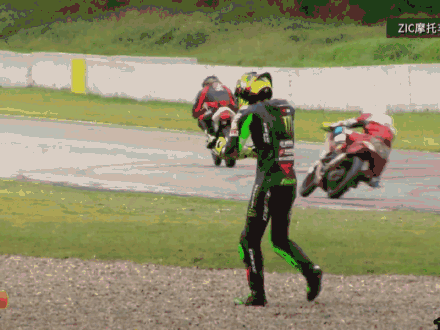 王一博|原因曝光！王一博摩托车赛摔倒，注意他的反应惹人心疼，没受伤拿奖近在咫尺