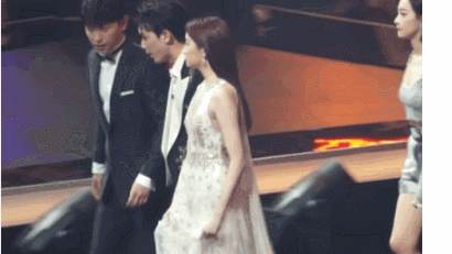 郑爽|男生给女生盖一下衣服，他们吵起来了？