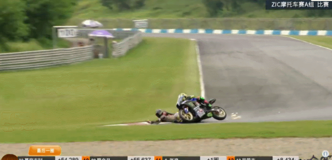 王一博|王一博摔车，自己找车队去理论带脏话，有人留言批评他引网友争论