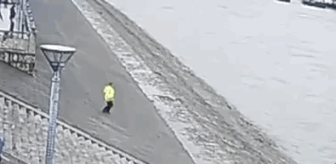 董俊锋|30秒，他飞奔而来，冲进长江！