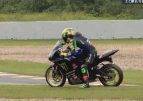 胡通明|王一博摔车后，亲自上前理论飙了句脏话：一直撞我！