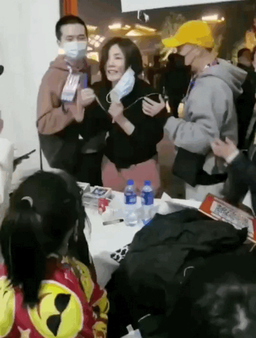 王菲|王菲音乐节疯玩丢手机，搂男粉贴脸合影，不怕谢霆锋吃醋？