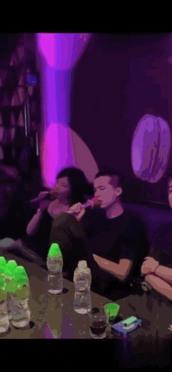 王菲|王菲参加音乐节，搂抱男子并贴脸，男子发博表示“她身上可香了”