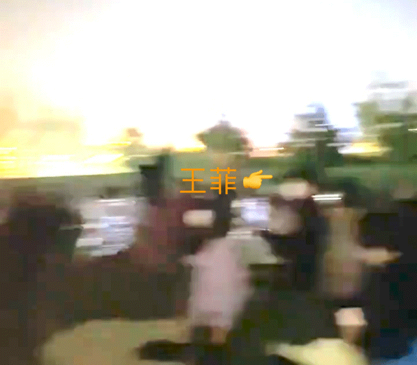 王菲|王菲参加音乐节，搂抱男子并贴脸，男子发博表示“她身上可香了”