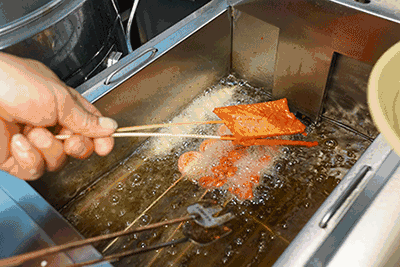 炸串其实最重要的就是调料,孜然粉,辣椒粉,椒盐,胡椒粉,大料粉,花生粉