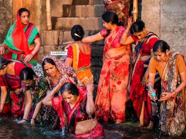 印度最"污"的三个习俗,中国人表示没眼看,印度人:很正常