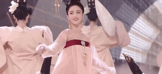 佟丽娅|痛快回应牵手事件的佟丽娅，不管离没离婚，都活成了大女主