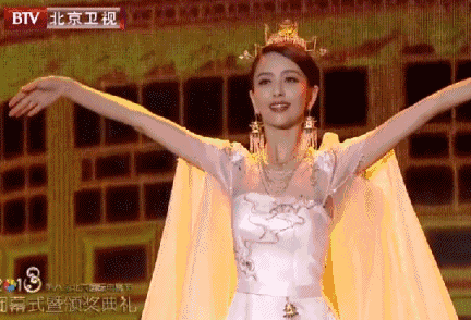 佟丽娅|痛快回应牵手事件的佟丽娅，不管离没离婚，都活成了大女主