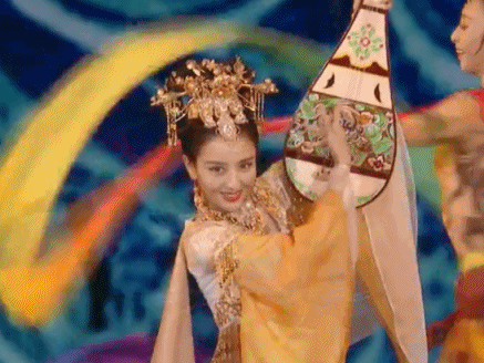 佟丽娅|痛快回应牵手事件的佟丽娅，不管离没离婚，都活成了大女主