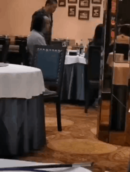 窦唯|偶遇50岁窦唯与神秘美女吃饭，身材发福头发半秃嘴巴嚼个不停