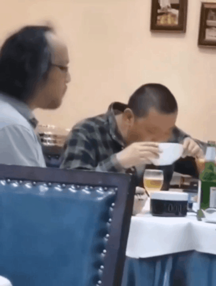 窦唯|偶遇50岁窦唯与神秘美女吃饭，身材发福头发半秃嘴巴嚼个不停