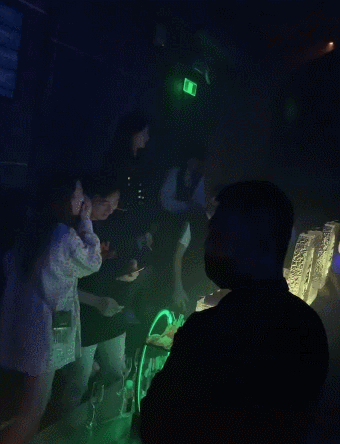 王思聪又现身酒吧八名美女相伴左右与抽烟长腿美女贴面热聊