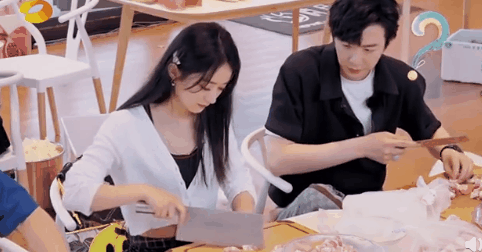 冯绍峰|冯绍峰现身解释，赵丽颖为什么切菜手抖？我酸了