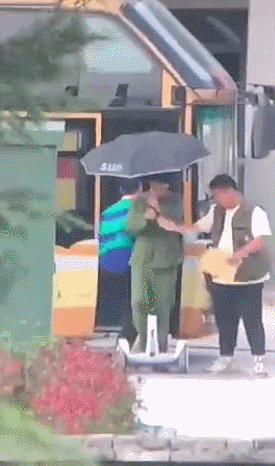 肖战|《王牌》肖战玩平衡车太悠闲，穿红背心打篮球，一家三口合照曝光