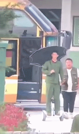 肖战|《王牌》肖战玩平衡车太悠闲，穿红背心打篮球，一家三口合照曝光