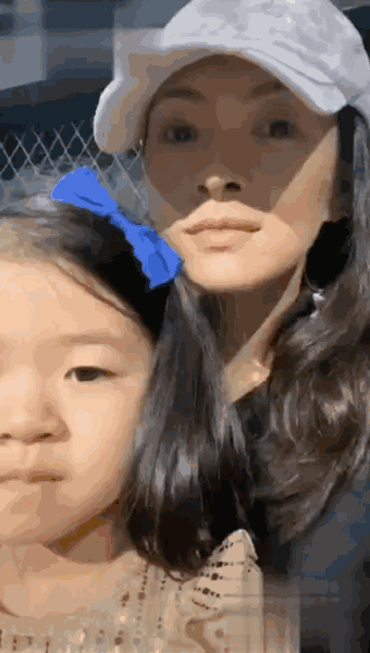 章子怡|章子怡抱女儿探班汪峰，见证对方高光时刻，毫不掩饰对丈夫的崇拜