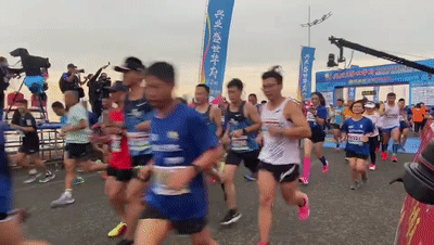 马拉松|全城沸腾！日照马拉松激情开跑！赛道太美，这些画面燃爆了！