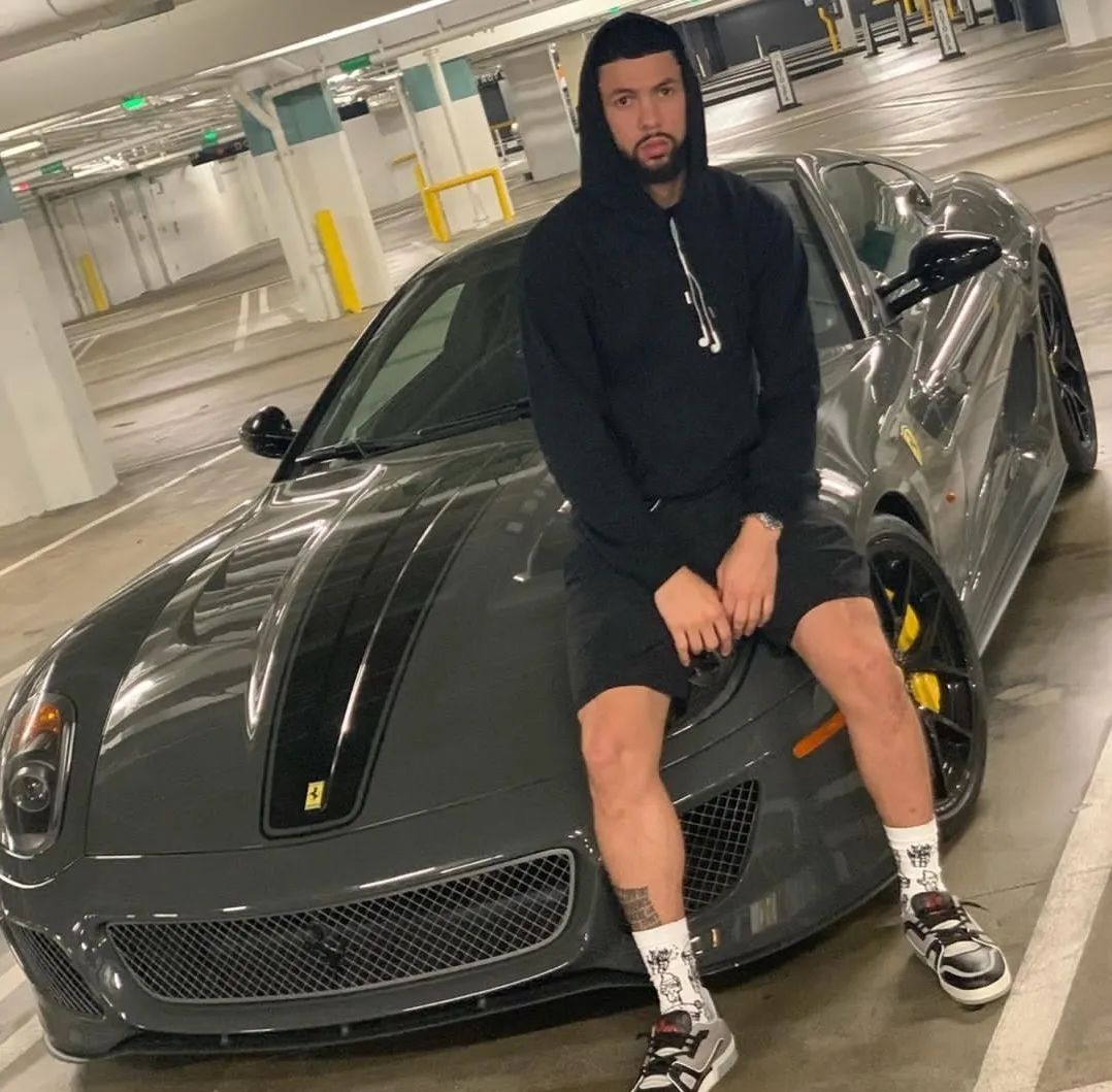 nba众球星百辆豪车大盘点!布克的老爷车詹姆斯看了都馋!