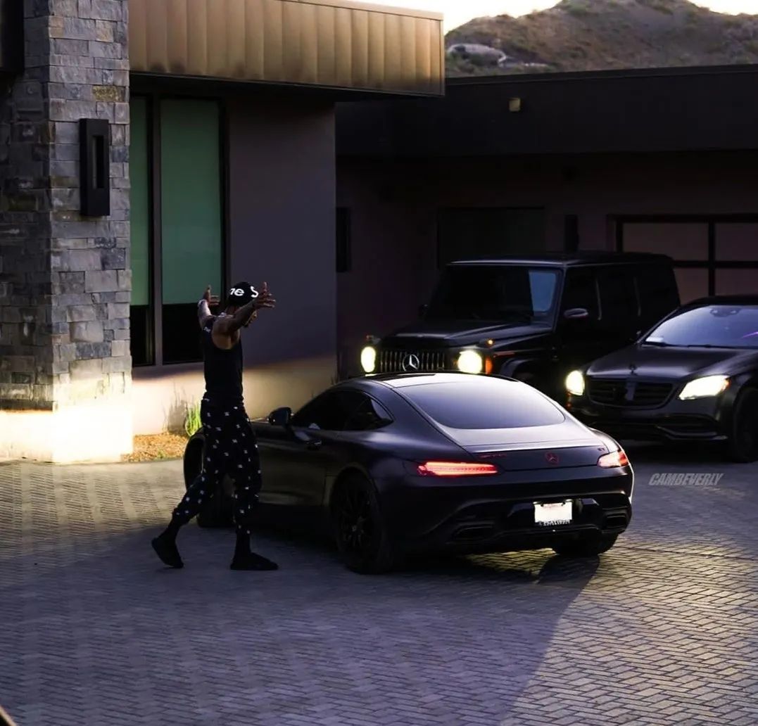 nba众球星百辆豪车大盘点!布克的老爷车詹姆斯看了都馋!