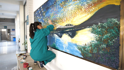 美术生|这位保洁阿姨真厉害，她的这些3D黑板画，画家都不一定画得了？