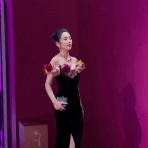 唐艺昕|唐艺昕产后复出走红毯，开叉长裙秀纤细腰身状态好，脸部略显圆润