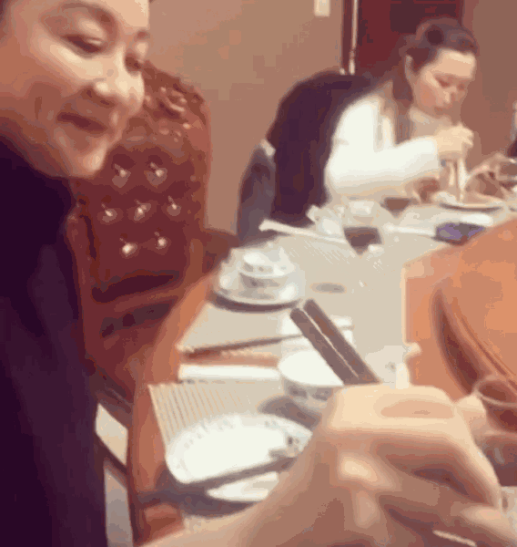 林青霞|66岁林青霞近况曝光，与摄影师谈新工作，傲娇小表情还原东方不败