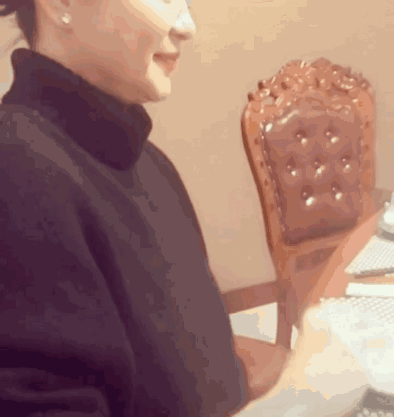 林青霞|66岁林青霞近况曝光，与摄影师谈新工作，傲娇小表情还原东方不败