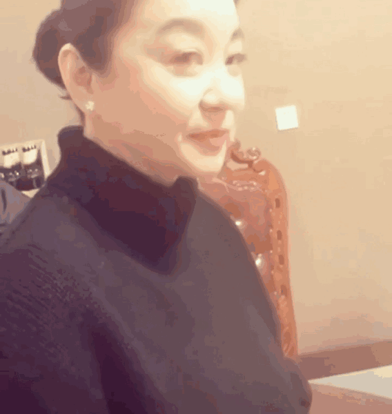 林青霞|66岁林青霞近况曝光，与摄影师谈新工作，傲娇小表情还原东方不败