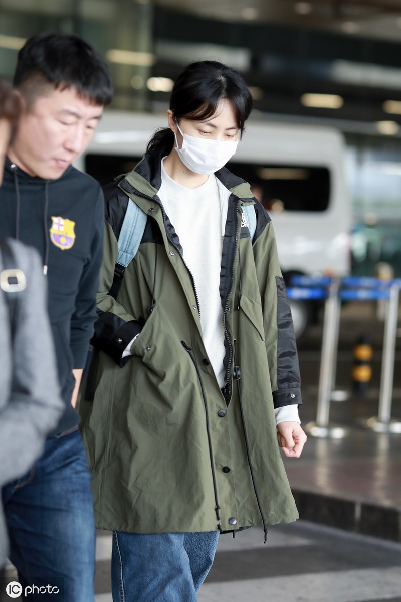 孙莉素颜现身机场哪像生过三个孩子了